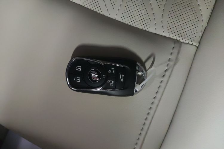 别克GL8 2022款 改款 Avenir艾维亚 七座亲礼版中控内饰11