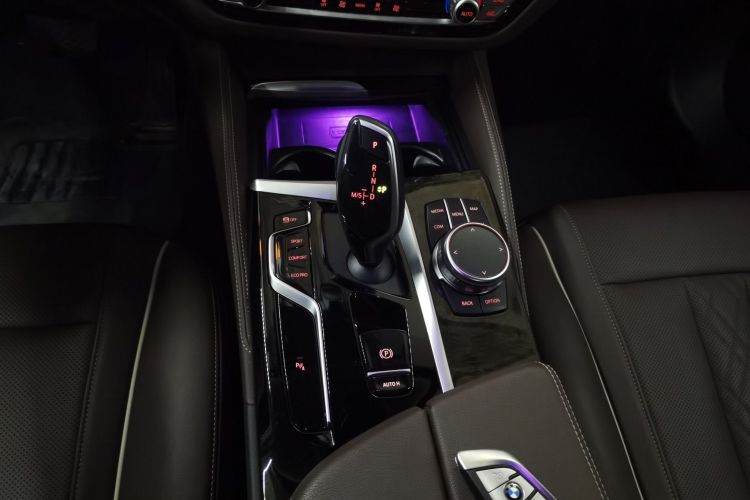 宝马5系 2022款 改款二 525Li 豪华套装中控内饰18