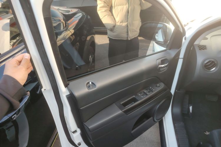 Jeep 指南者(进口) 2015款 2.0L 两驱运动版中控内饰7007