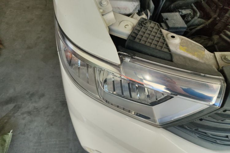 五菱汽车 五菱宏光V 2022款 1.5L劲取版液压助力LAR车身外观6006