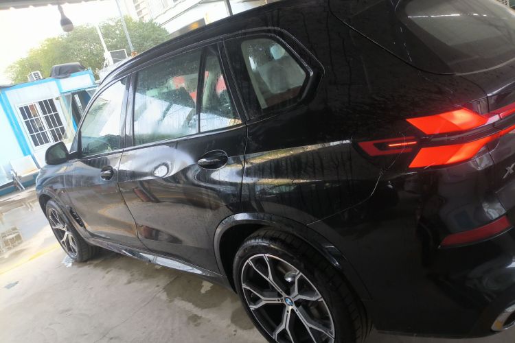 宝马X5 2025款 xDrive 30Li 尊享型M运动曜夜套装车身外观4