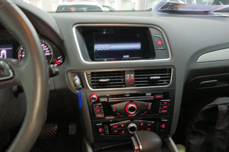 奥迪Q5 2018款 典藏版 40 TFSI 进取型中控内饰16