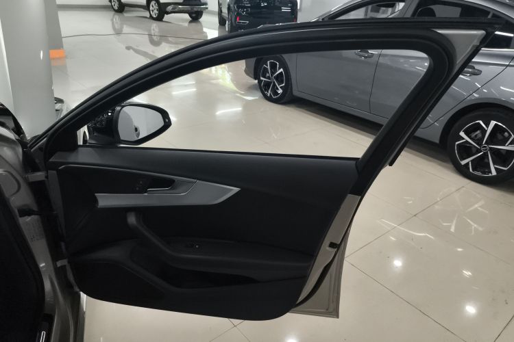 奥迪A4L 2018款 30周年年型 45 TFSI quattro 个性运动版中控内饰42