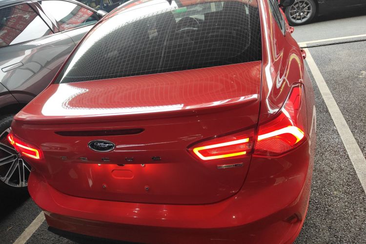 福特 福克斯 2020款 三厢 EcoBoost 180 自动ST Line车身外观6004