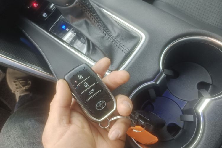 丰田 威飒 2023款 2.0L CVT两驱尊贵版中控内饰7001