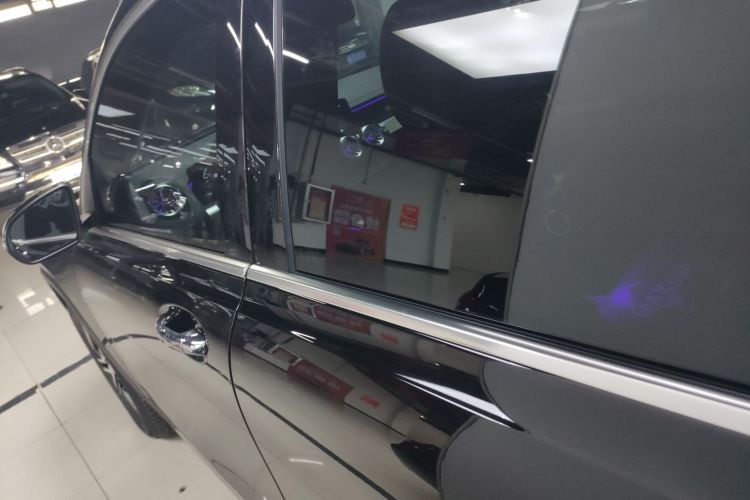 奔驰GLB 2025款 GLB 220 动感型车身外观4