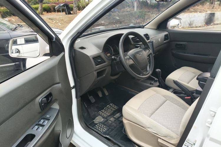 五菱汽车 五菱宏光 2014款 1.5L S标准型中控内饰20