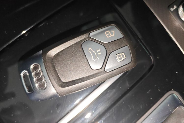 奥迪Q5L 2025款 45周年典藏版 45 TFSI 豪华动感型中控内饰7001