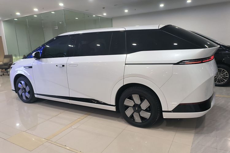 小鹏X9 2024款 702超长续航Max车身外观4