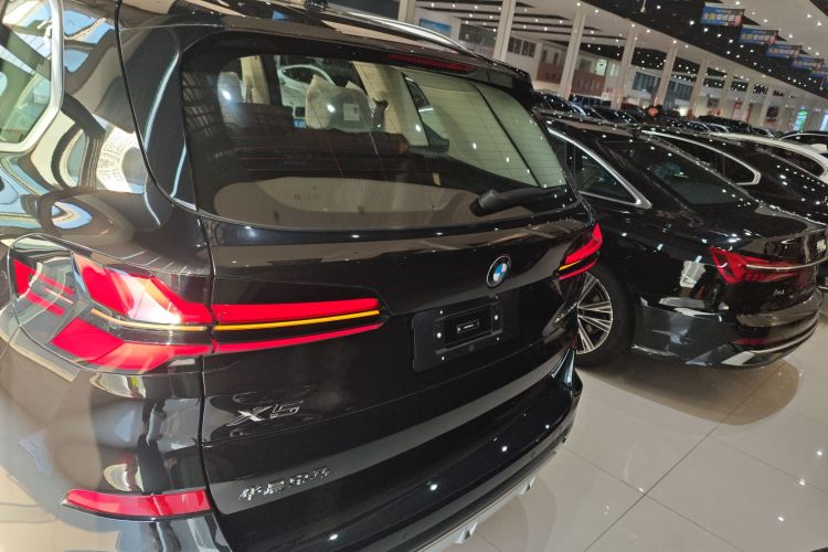 宝马X5 2025款 xDrive 30Li 尊享型M运动曜夜套装车身外观6