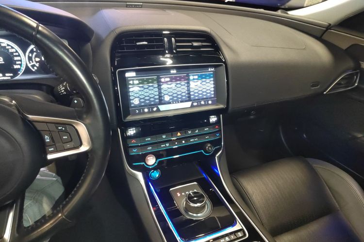 捷豹XEL 2018款 2.0T 250PS 奢华版中控内饰16