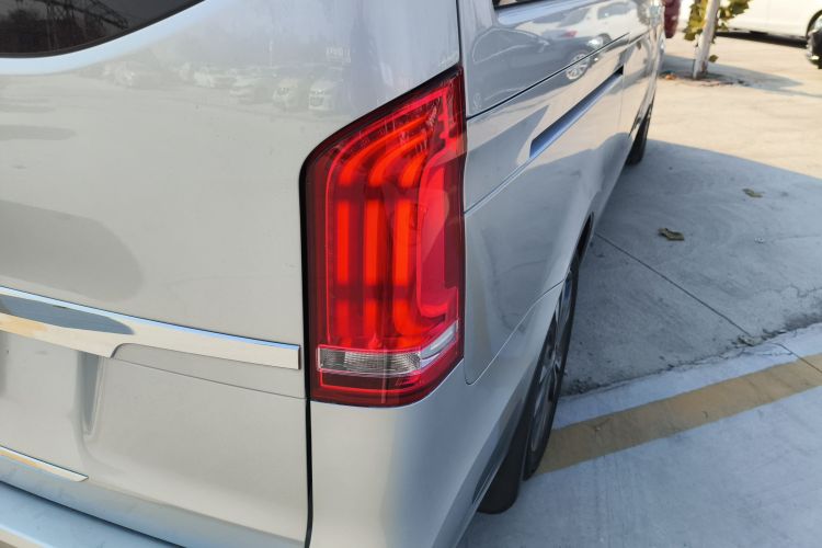 奔驰V级 2016款 V 260 领航版车身外观9