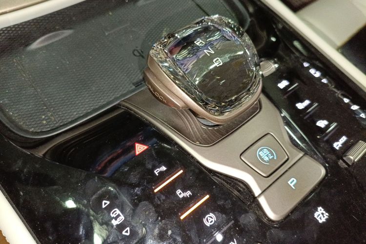 腾势D9 2022款 DM-i 970 四驱尊荣型中控内饰18