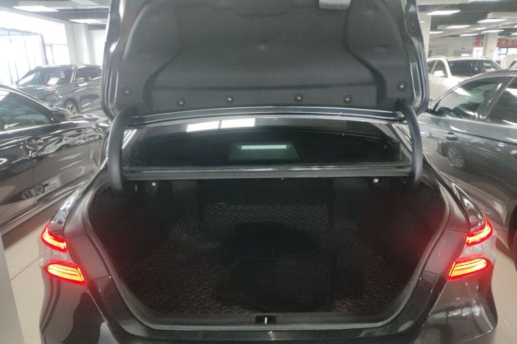 丰田 凯美瑞 2021款 2.0G 豪华版机舱底盘23