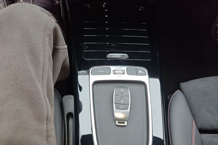 奔驰A级 2024款 改款 A 200 L 时尚型中控内饰18