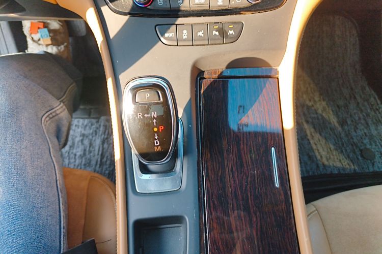 别克 君越 2016款 20T 豪华型中控内饰18