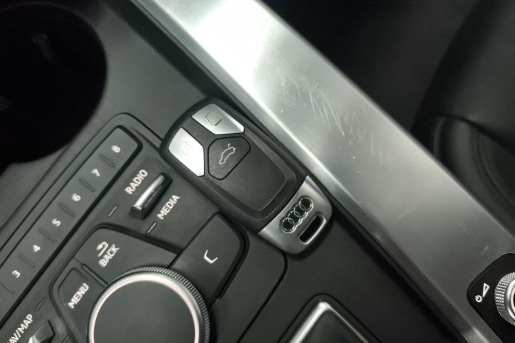 奥迪A4L 2018款 30周年年型 45 TFSI quattro 个性运动版中控内饰11