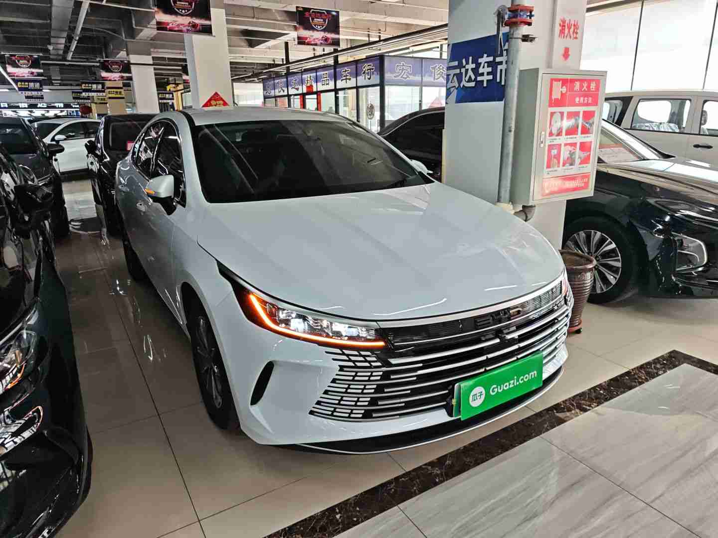 车辆右前45度外观展示