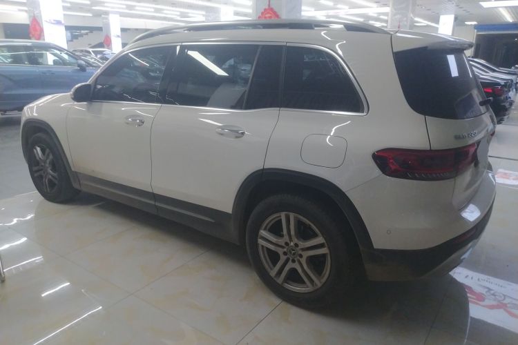 奔驰GLB 2023款 GLB 220 动感型车身外观4