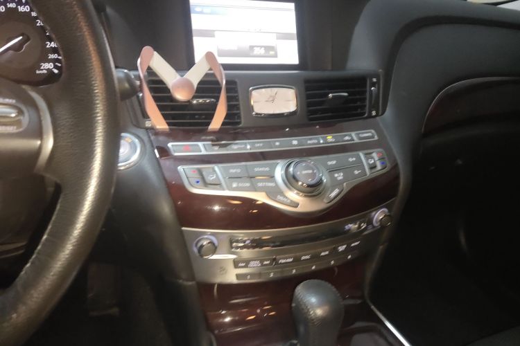 英菲尼迪Q70 2013款 Q70L 2.5L 舒适版中控内饰16