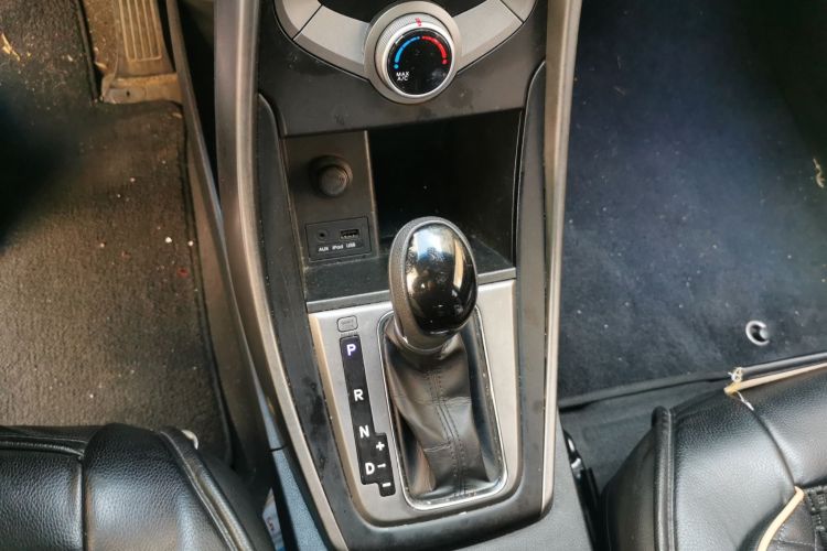 现代 朗动 2015款 1.6L 自动时尚型中控内饰18