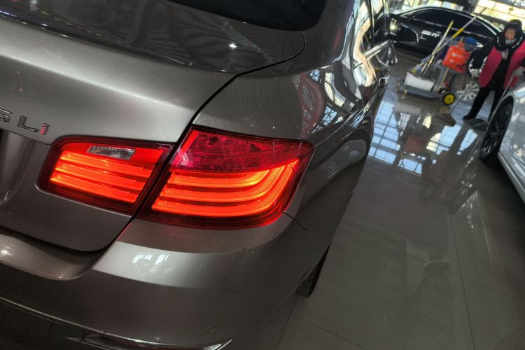 宝马5系 2014款 525Li 豪华设计套装车身外观9