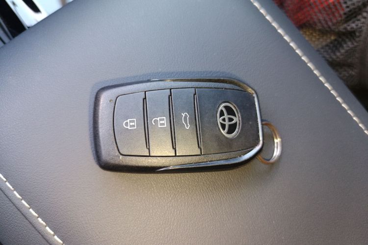 丰田 凯美瑞 2024款 双擎 2.0HS 运动版中控内饰7001