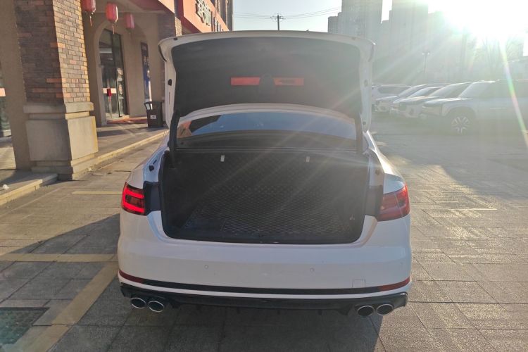 奥迪A4L 2018款 30周年年型 45 TFSI quattro 个性运动版机舱底盘23