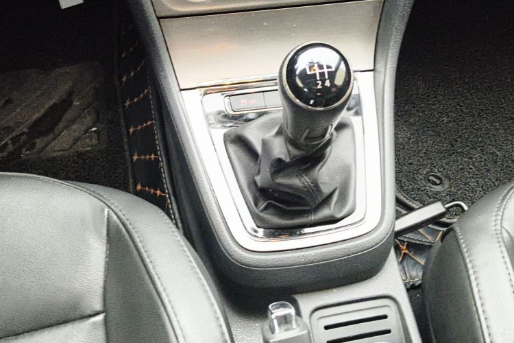 大众 朗逸 2013款 改款经典 1.6L 手动舒适版中控内饰18