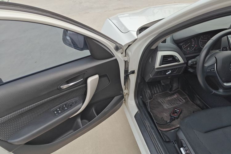 宝马1系(进口) 2015款 120i 领先型中控内饰20