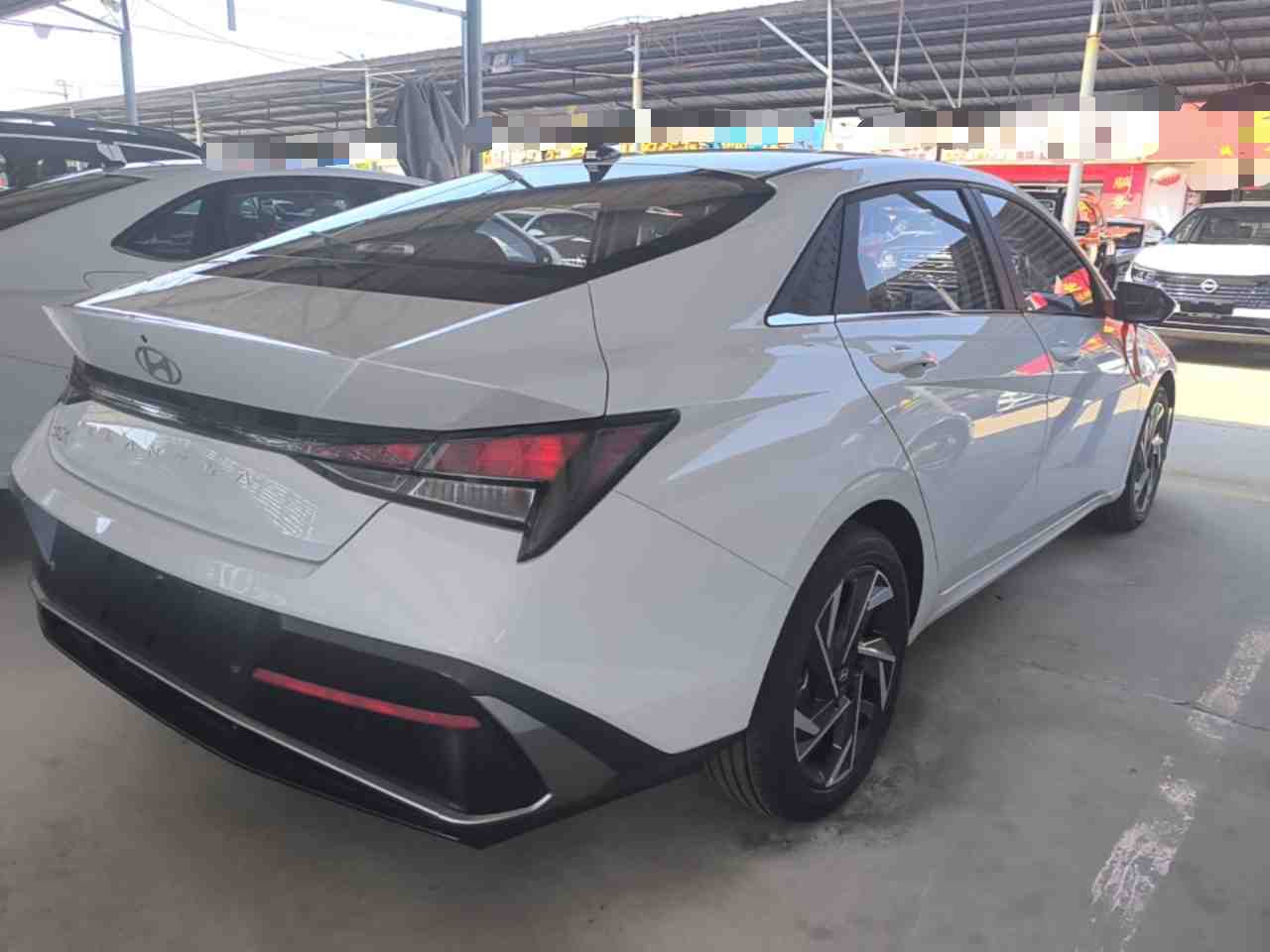 车辆右后45度外观展示