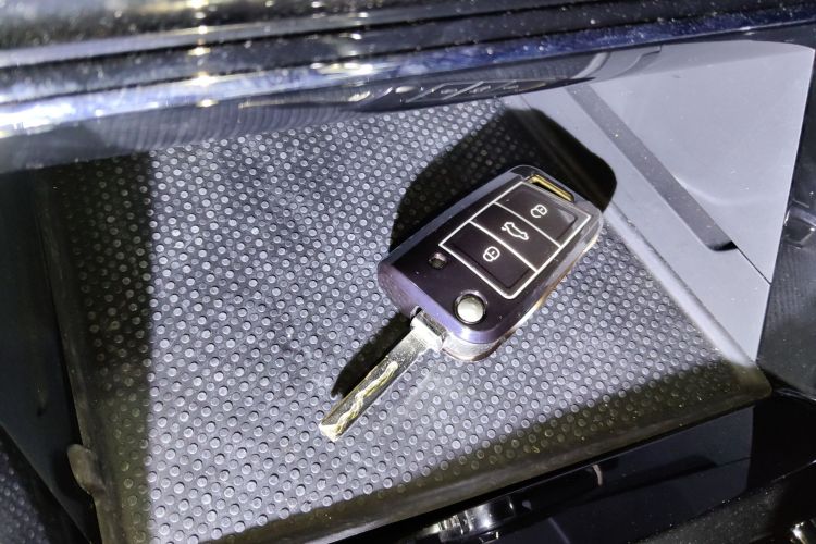 大众 帕萨特 2025款 出众款 380TSI 星空龙腾版中控内饰7001