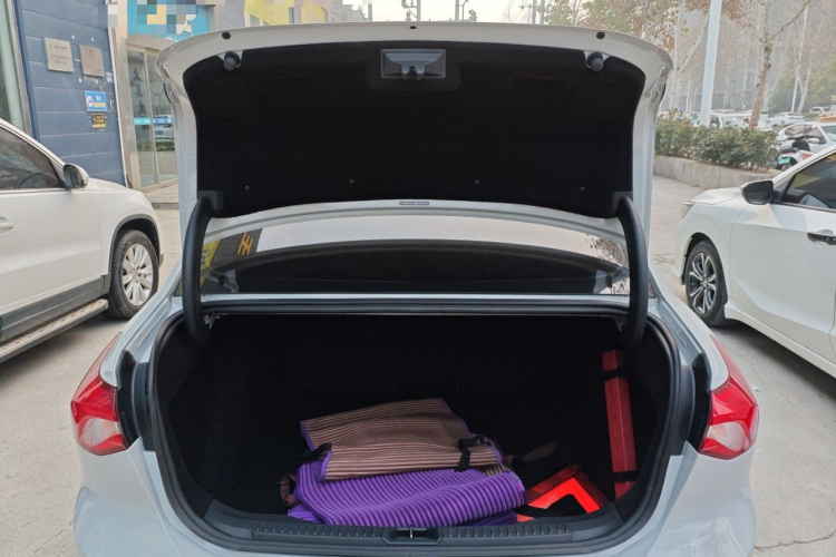 福特 福克斯 2022款 三厢 EcoBoost 180 自动ST Line机舱底盘23