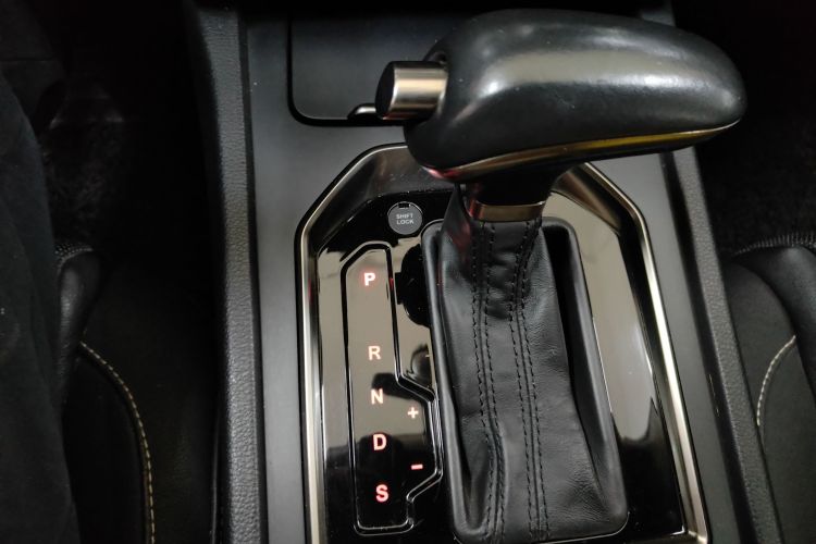 红旗H7 2018款 1.8T 舒适版中控内饰18