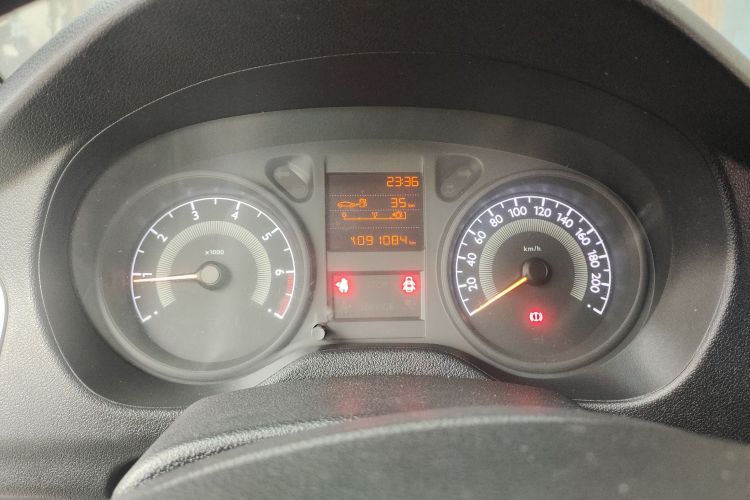 标致301 2016款 1.6L 手动舒适版中控内饰14