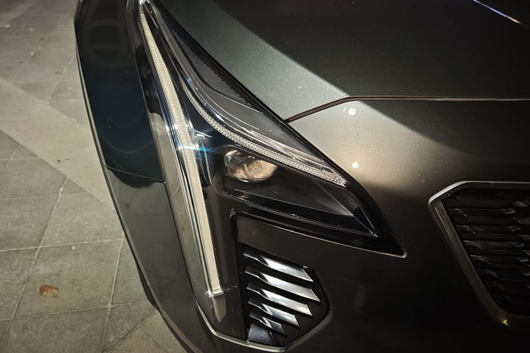 凯迪拉克XT4 2018款 28T 两驱豪华型车身外观8