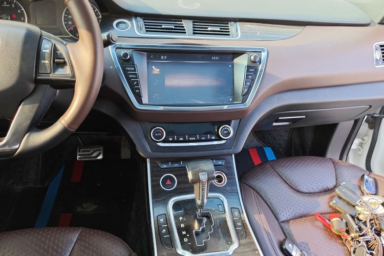 陆风X7 2015款 2.0T 全景尊贵版中控内饰16