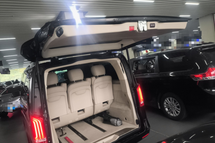 奔驰V级 2017款 V 260 L 尊贵加长版机舱底盘23