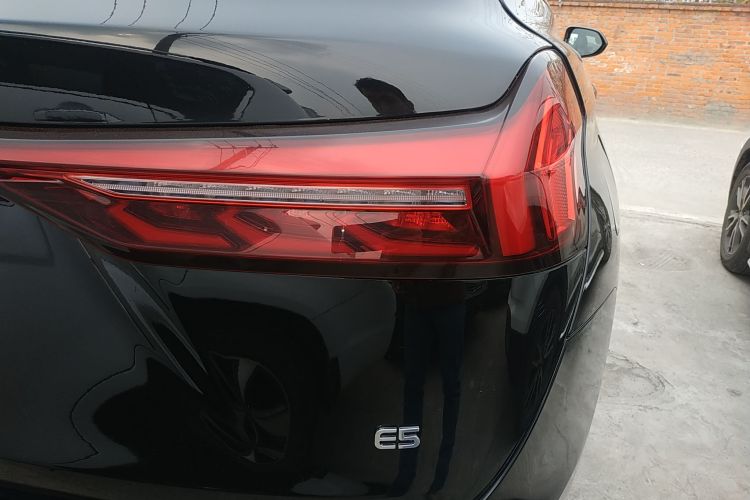 蓝电E5 2023款 1.5L DE-i 100KM畅享型 7座车身外观9