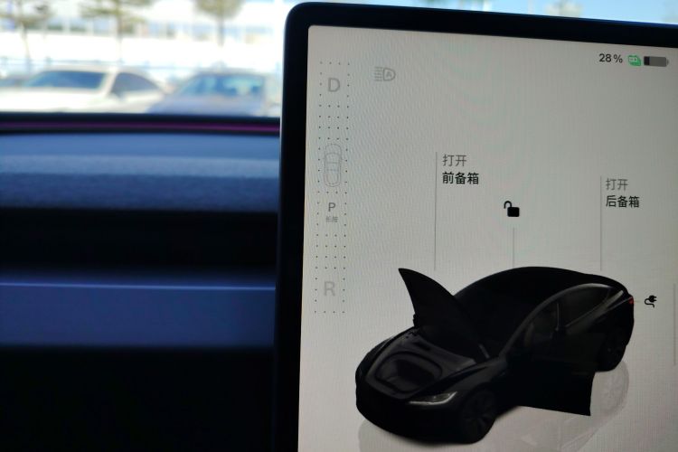特斯拉 Model 3 2023款 长续航全轮驱动版中控内饰18