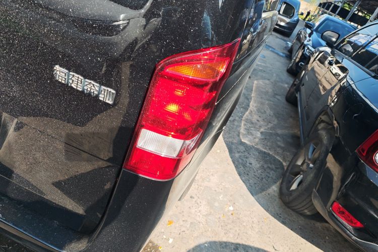 奔驰 威霆 2018款 2.0T 精英版 9座 国VI车身外观6006