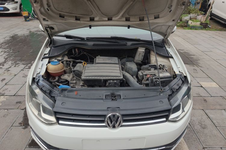 大众 Polo 2014款 1.4L 自动舒适版机舱底盘24