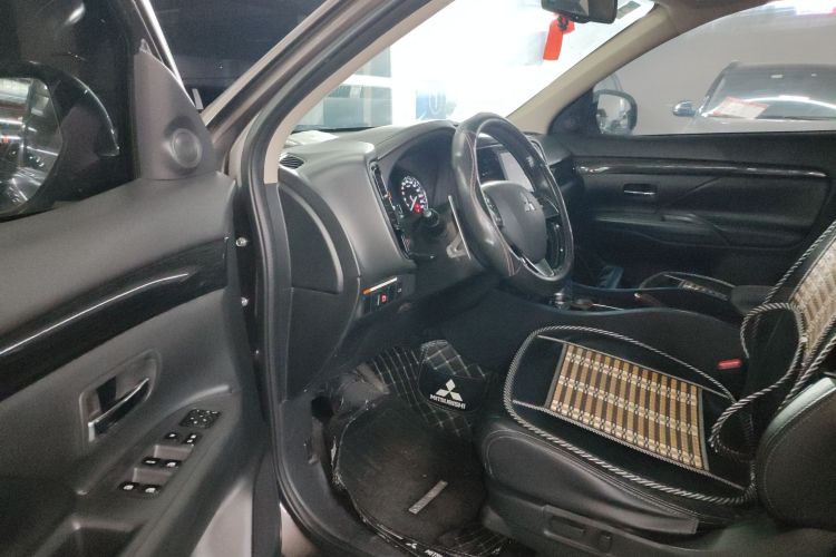 三菱 欧蓝德 2016款 2.4L 四驱精英版 5座中控内饰20