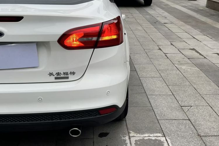 福特 福克斯 2017款 三厢 EcoBoost 180 自动精英型车身外观9