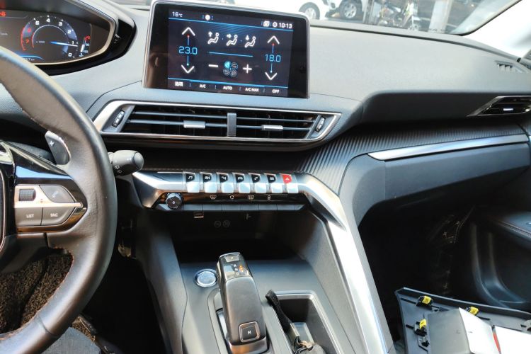 标致5008 2017款 380THP 7座精英版中控内饰16