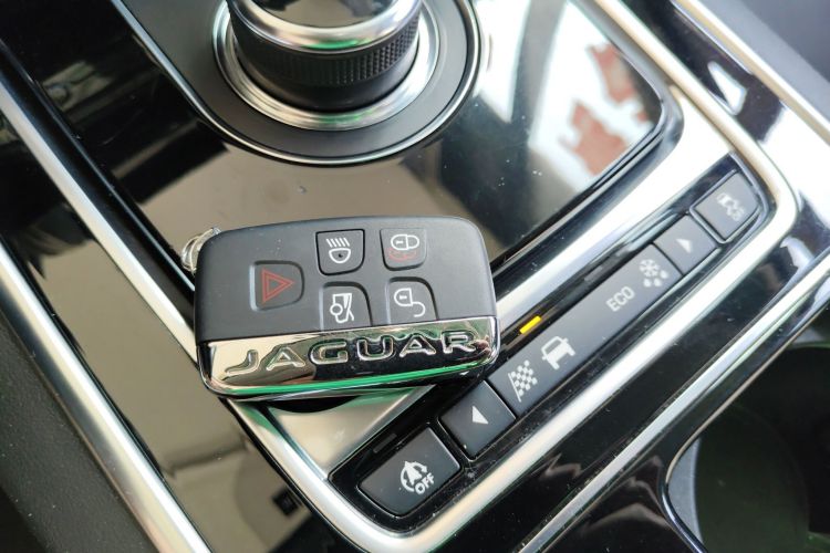 捷豹XEL 2019款 2.0T 200PS 尊享版中控内饰11