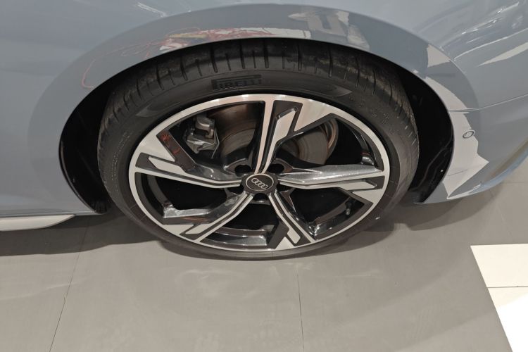 奥迪A4L 2022款 40 TFSI quattro RS套件燃速型车身外观10