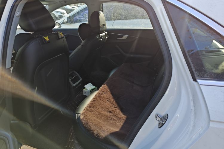 奥迪A4L 2018款 30周年年型 40 TFSI 进取型中控内饰21