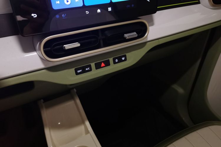 吉利银河 2025款 210km 熊猫骑士中控内饰16