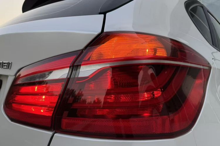 宝马2系旅行车 2016款 218i 时尚型车身外观9